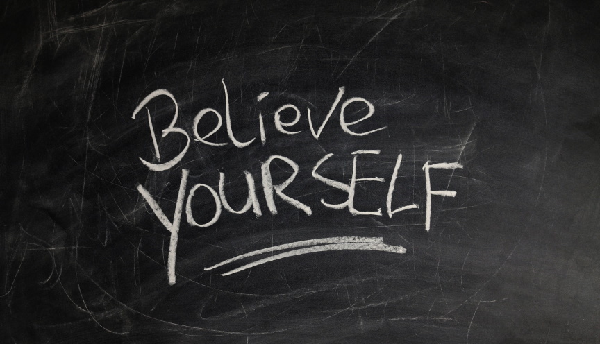 Tafel mit Kreideschriftzug: Believe yourself